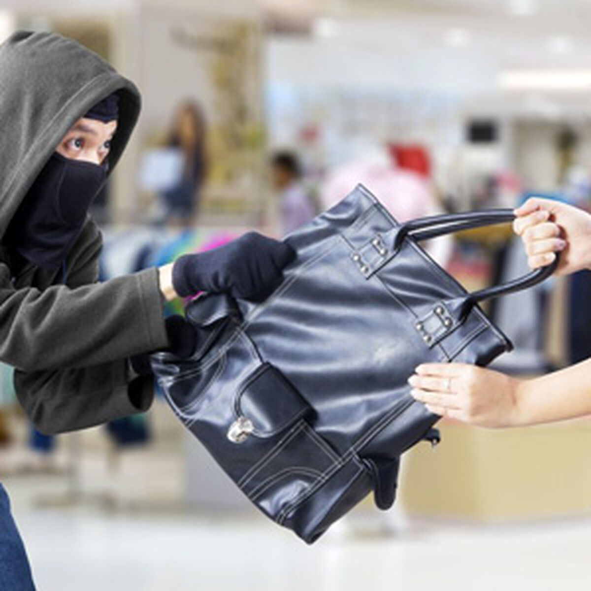 فیلم دلخراش کیف‌قاپی وحشیانه از خانم بی‌دفاع در روز روشن!