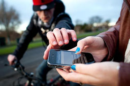 فیلم وحشتناک | خفتگیری و دزدیدن گوشی باز هم در اوج ترافیک و در بزرگراه نیایش + فیلم