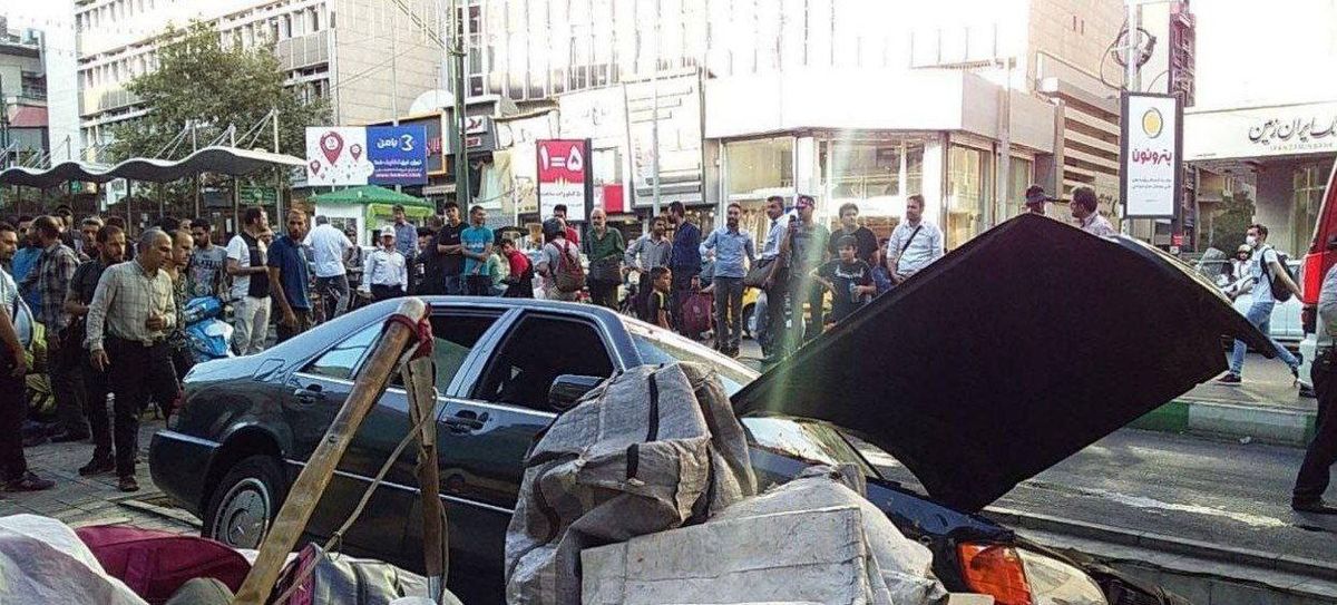 اولین تصاویر از تصادف ماشین تشریفات وزارت خارجه در پیاده رو خیابان ولیعصر | دو نفر جانباختند؟