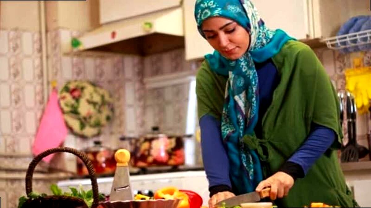 زنان خانه‌دار هم حقوق بارنشستگی  می گیرند؟ | بیمه زنان خانه‌دار برای نخستین بار در دولت سیزدهم عملیاتی شد
