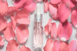 آبرسان های گرانتان را کنار بگذارید و بجاش گلاب استفاده کنید | یک روتین پوستی ارزان برای خانم‌ها