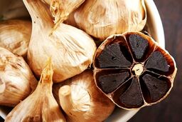 سیر سیاه چیست؟ | ۹ ایده برای آشپزی با سیر سیاه | از خواص و کاربرد تا طرز تهیه در منزل