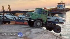 عکس/ تریلی حامل بار خودرو معلق شد!