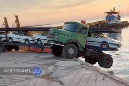 عکس/ تریلی حامل بار خودرو معلق شد!