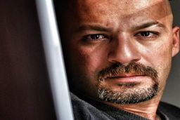 این خانم با امیر آقایی چه رابطه ای دارد؟