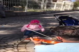 ویدئویی شگفت‌انگیز از علاقه کودک ایرانی به موسیقی خیابانی