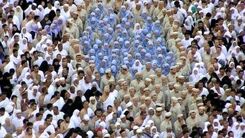 عکسی از غیرت مردان ترکیه ای جهانی شد | مردان ترکیه‌ای، این گونه زنان و دختران خود را در طواف خانه خدا مشایعت می‌کنند +عکس