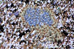 عکسی از غیرت مردان ترکیه ای جهانی شد | مردان ترکیه‌ای، این گونه زنان و دختران خود را در طواف خانه خدا مشایعت می‌کنند +عکس