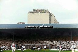 خیل تماشاگران فوتبال روی ساختمان سوژه شدند +عکس