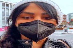 تغییر چهره فلور نظری با برداشتن ماسک لو رفت/خانم بازیگر در خیابان های آلمان بدون ماسک!+عکس