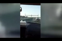 لحظه هولناک تصادف با یک پراید وسط اتوبان +فیلم