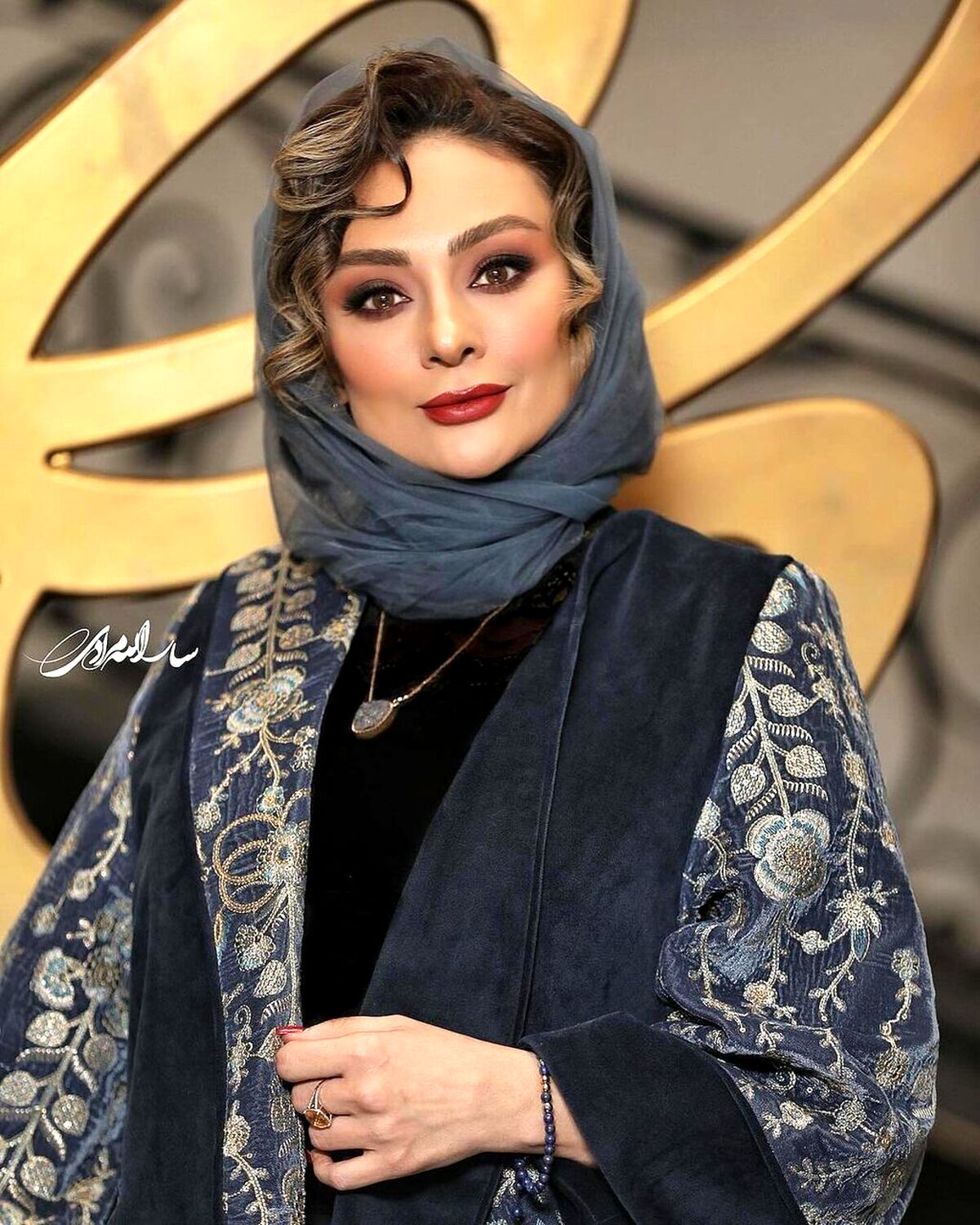 دعوای شدید و کتک کاری منوچهر هادی و یکتا ناصر جلوی درب خانه | منوچهر هادی خانم بازیگر را با از خانه بیرون انداخت + عکس جنجالی این روز ها در فضای مجازی