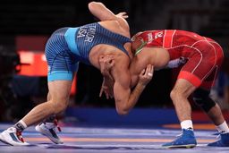 حرکت زشت نماینده آذربایجان مقابل کشتی گیر ایرانی + فیلم