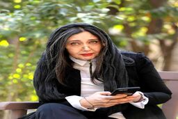 کتایون ریاحی در حال پخت نان